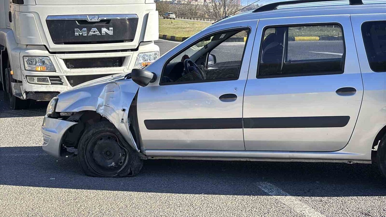 BOLU’DA D-100 KARA YOLUNDA MEYDANA AYNI ŞERİTTE İLERLEYEN TIRLA, HAFİF TİCARİ ARAÇ ÇARPIŞTI....