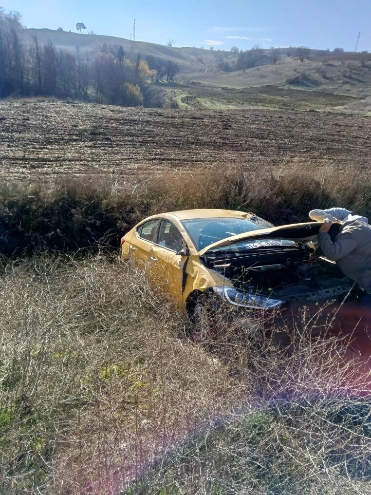 BOLU’DA D-100 KARA YOLUNUN YENİÇAĞA İLÇESİ MEVKİİNDE KONTROLDEN ÇIKAN BİR TİCARİ TAKSİ, TARLAYA...