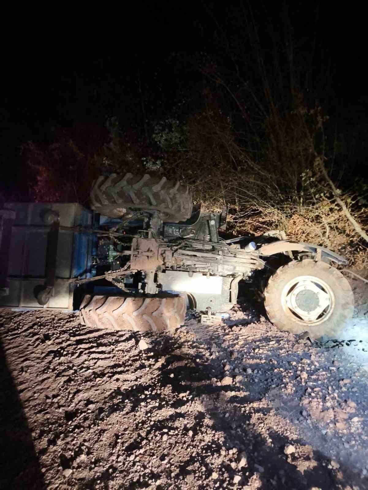BOLU’DA KÖY YOLUNDA KONTROLDEN ÇIKAN BİR TRAKTÖRÜN DEVRİLMESİ SONUCU YAŞLI BİR ÇİFT...