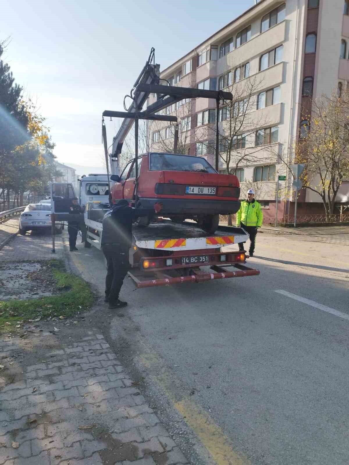 BOLU’DA ŞEHİR MERKEZİNDE UZUN SÜREDİR PARK HALİNDE BIRAKILAN HURDA ARAÇLAR, TRAFİK AKIŞINI...