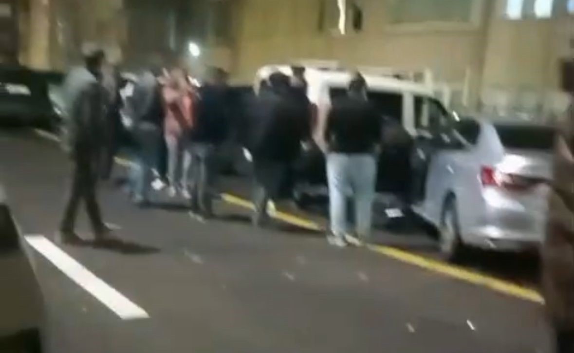 BOLU’NUN KÜLTÜR MAHALLESİ’NDE KONTROLDEN ÇIKAN BİR OTOMOBİL, PARK HALİNDEKİ 2 ARACA ÇARPTI. KAZA...