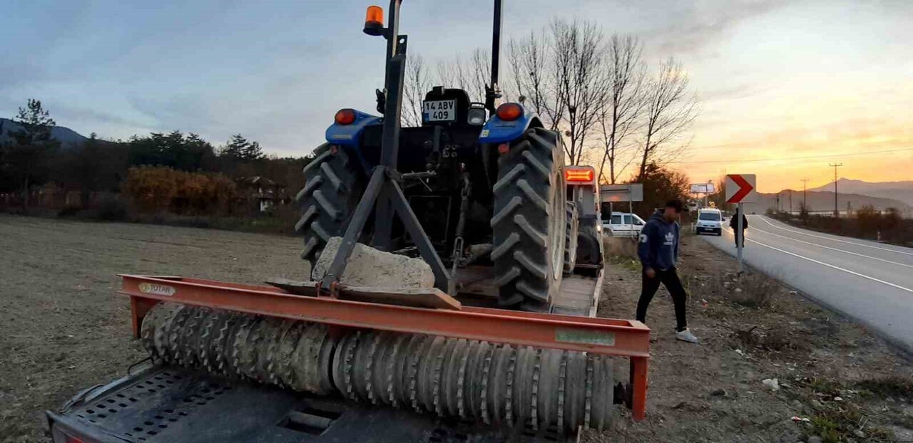 BOLU’NUN MUDURNU İLÇESİNDE TRAKTÖRÜYLE MERDANE YAPAN ÇİFTÇİ, MERDANENİN ALTINDA KALARAK AĞIR...