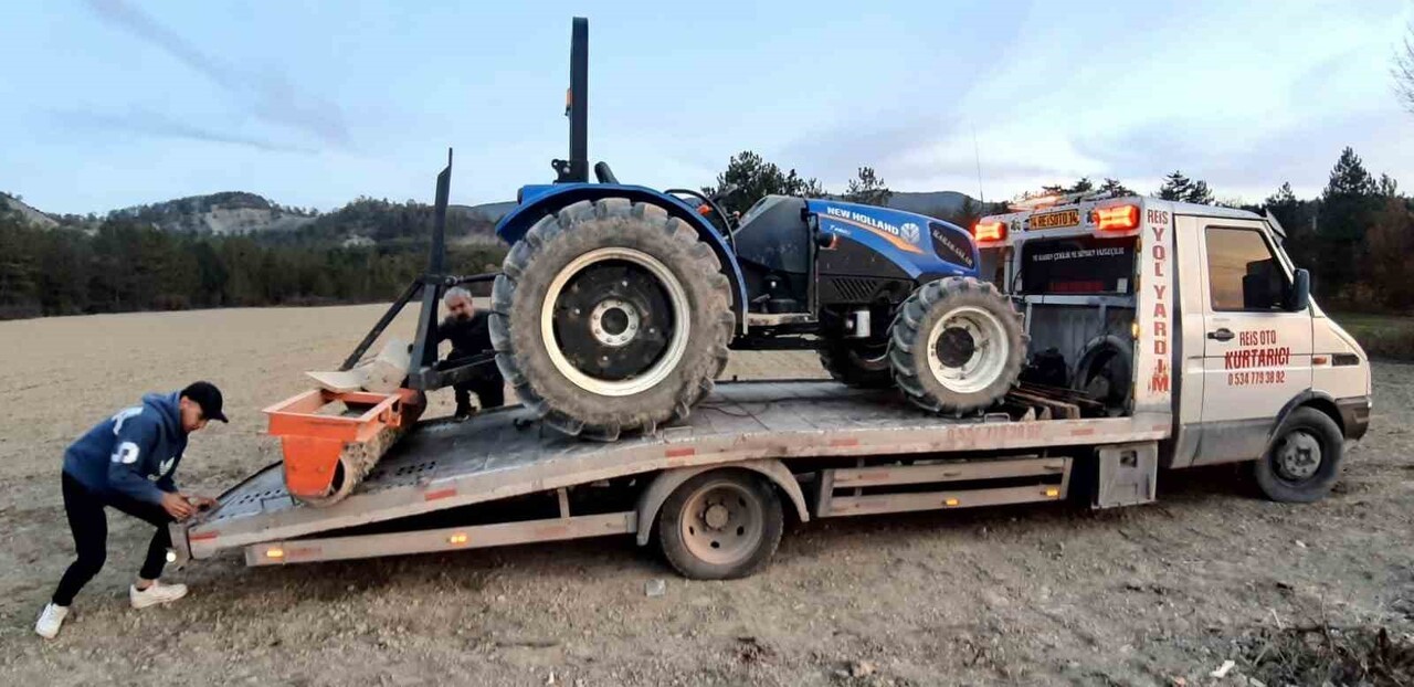 BOLU’NUN MUDURNU İLÇESİNDE TRAKTÖRÜYLE MERDANE YAPAN ÇİFTÇİ, MERDANENİN ALTINDA KALARAK AĞIR...