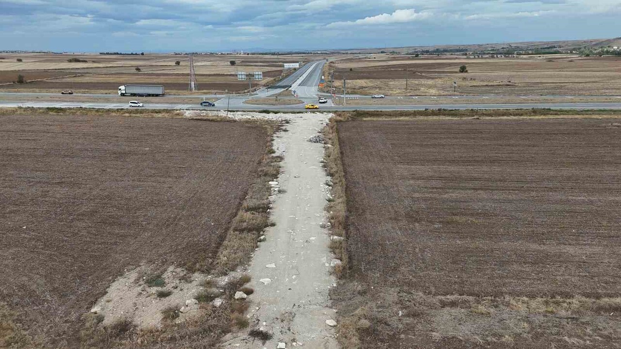 BOZUK ZEMİN NEDENİYLE ARAÇLARDA HASAR OLUŞURKEN VATANDAŞLAR, "YETKİLİLER BİR AN ÖNCE YOLU YAPSIN"...