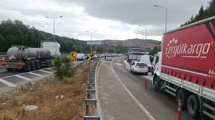 BOZÜYÜK'TE YOL ÇALIŞMASI NEDENİYLE TEK ŞERİT UYGULAMASI