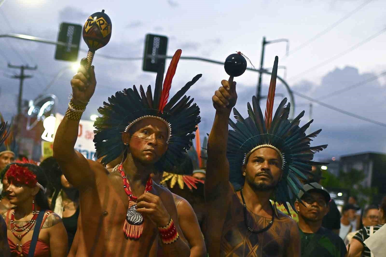 BREZLİYA’NIN BELEM KENTİNDEKİ COP30’DA İKLİM DEĞİŞİKLİĞİ VE ORMANLARIN KORUNMAMASINI PROTESTO EDEN...