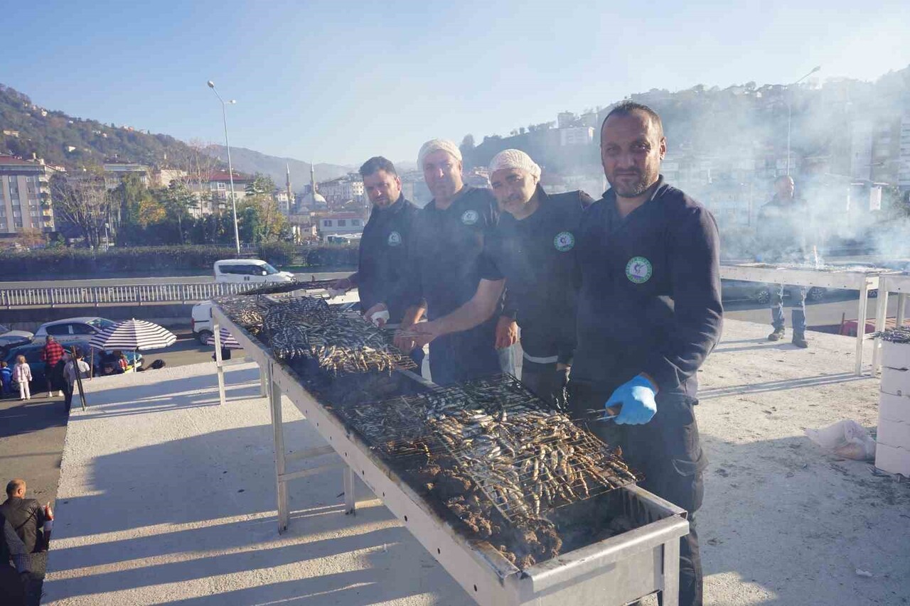 BU YIL ÜÇÜNCÜSÜ DÜZENLENEN ÇAYELİ HAMSİ FESTİVALİ, BOL HAMSİ, GÜZEL HAVA VE YOĞUN KATILIMLA RENKLİ...