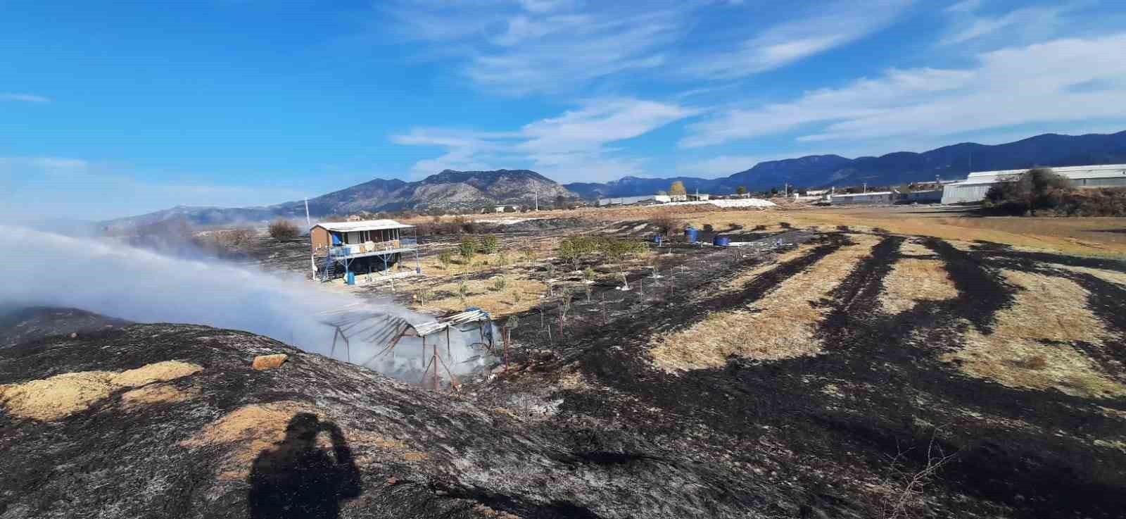 BUCAK İLÇESİNDE ARAZİDE ÇIKAN YANGIN İTFAİYE EKİPLERİ TARAFINDAN SÖNDÜRÜLDÜ.