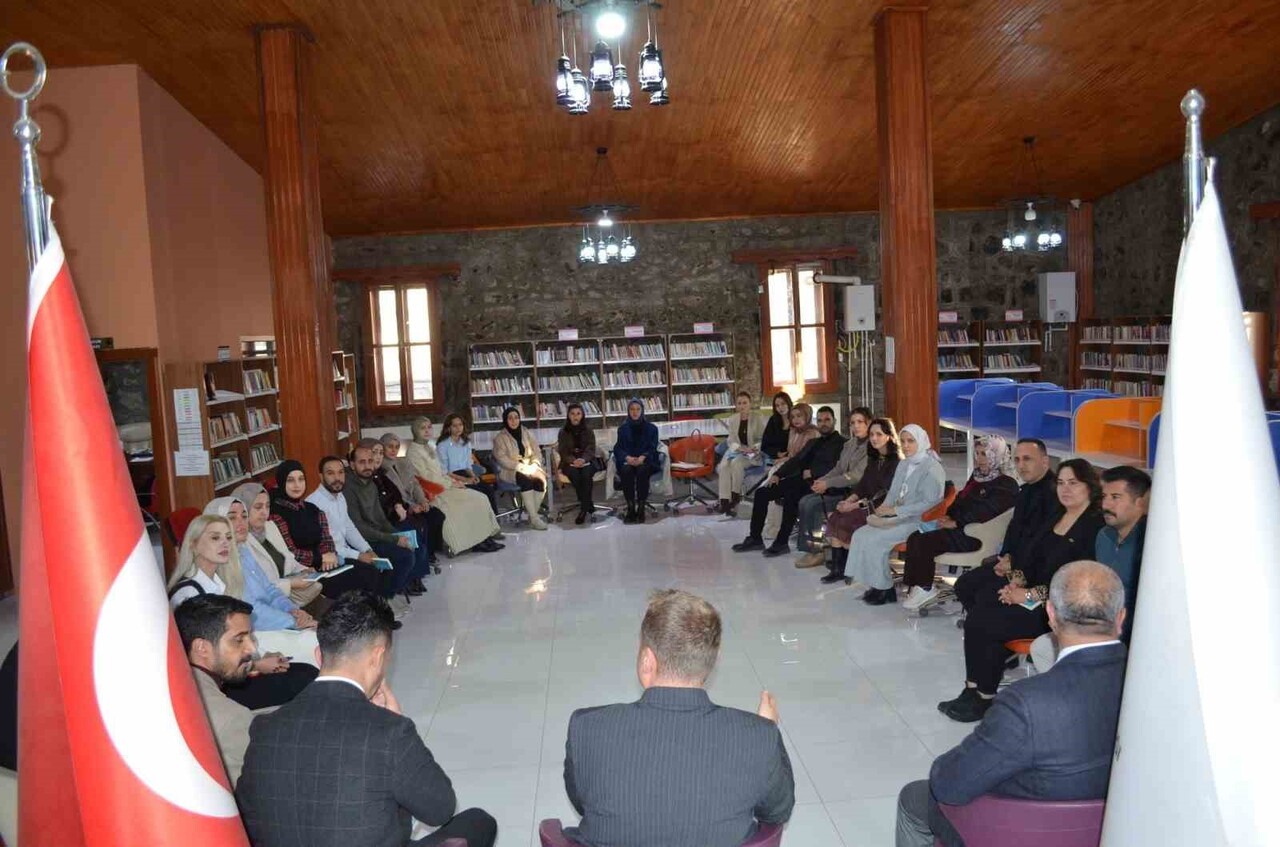 BULANIK KAYMAKAMI KOŞANSU, KÜTÜPHANE BULUŞMALARI'NDA ÖĞRETMENLER GÜNÜ'NE ÖZEL SÖYLEŞİ