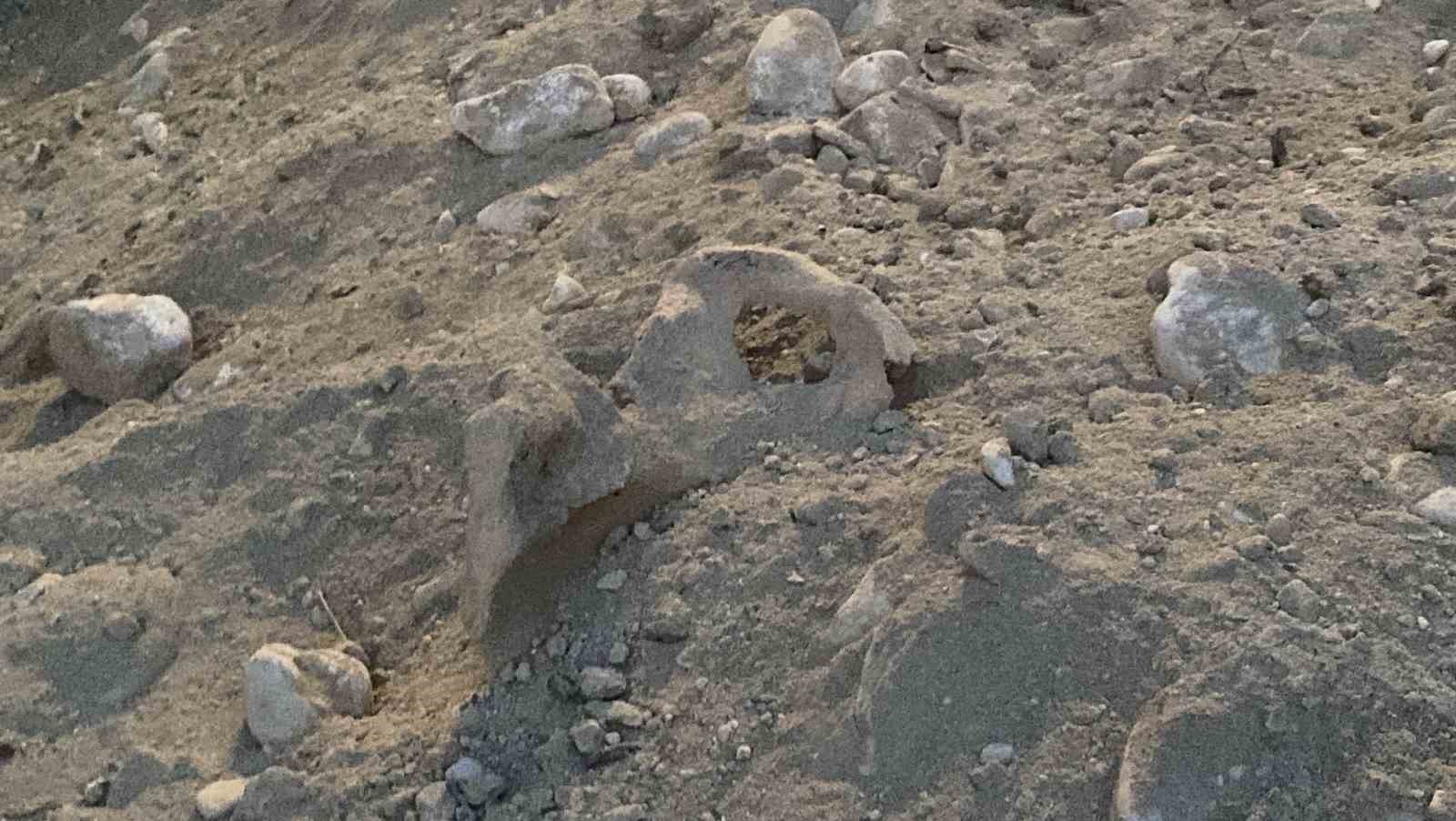BURDUR'DA BELEDİYE EKİPLERİNİN ÇALIŞMASI SIRASINDA İNSANLARA AİT OLDUĞU DEĞERLENDİREN KEMİKLER...