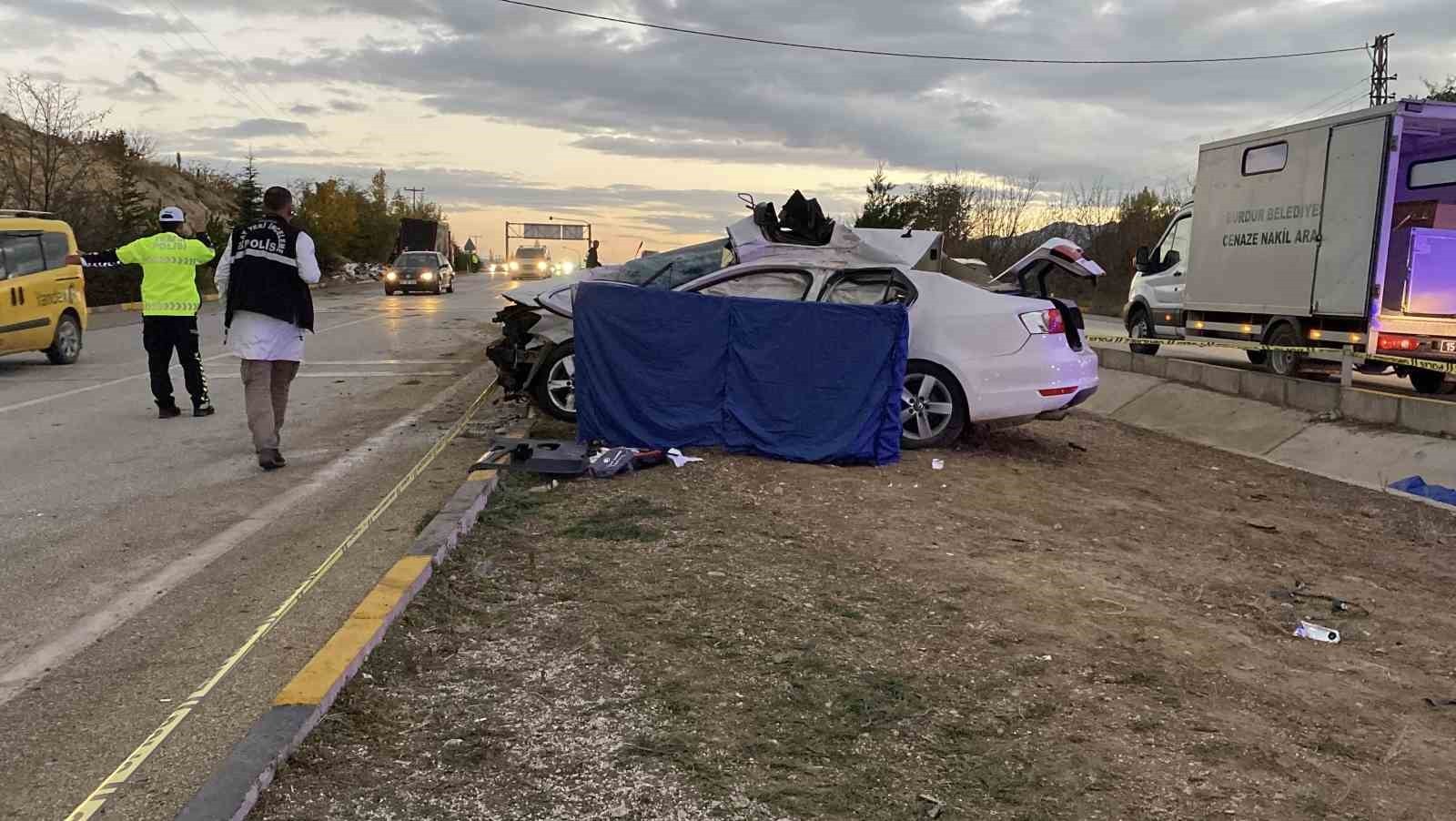 BURDUR'DA KAVŞAĞA AŞIRI HIZLA GİREN TIRLA OTOMOBİLİN ÇARPMASI SONUCU MEYDANA GELEN FECİ KAZADA...