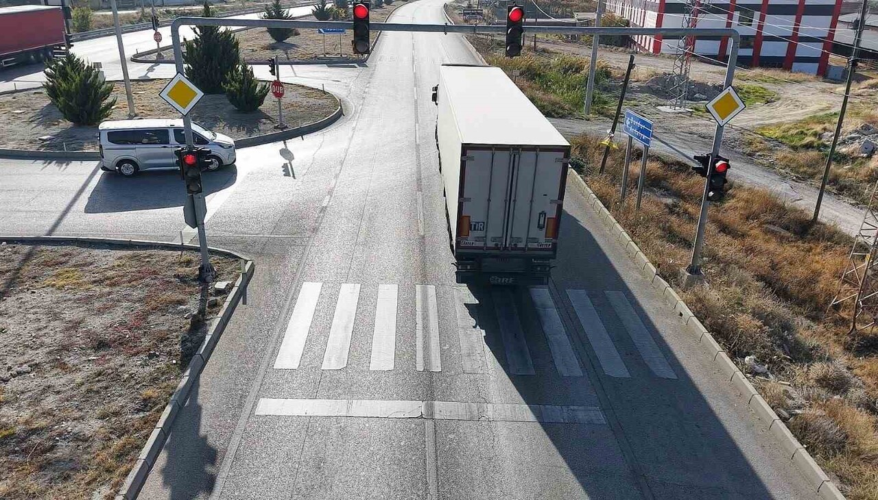 BURDUR'DA POLİS EKİPLERİ TARAFINDAN DRONE DESTEKLİ TRAFİK UYGULAMASINDA 14 ARACA VE SÜRÜCÜSÜNE...