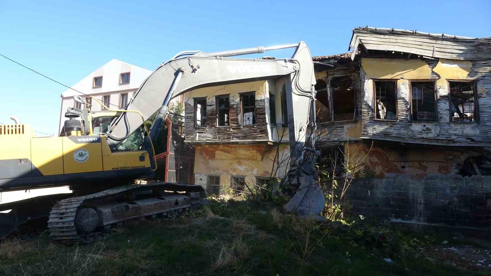 BURDUR'DA UZUN SÜREDİR TARTIŞMA KONUSU OLAN METRUK BİNA BUGÜN SABAH SAATLERİNDE EKİPLER TARAFINDAN...