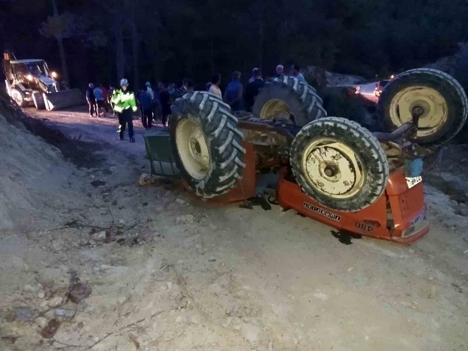 BURDUR'UN BUCAK İLÇESİNDE DİREKSİYON HAKİMİYETİNİ KAYBETMESİ SONUCU DEVRİLEN TRAKTÖRÜN ALTINDA...