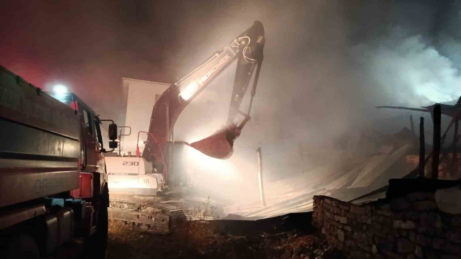 BURDUR'UN BUCAK İLÇESİNDE EVDE ÇIKAN YANGIN EKİPLERİN YOĞUN ÇABASI SONRASINDA KONTROL ALTINA...