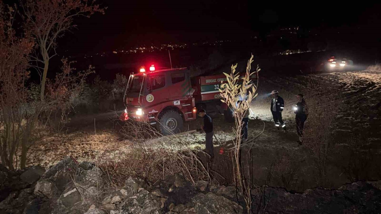 BURDUR'UN BUCAK İLÇESİNDE GECE SAATLERİNDE ARAZİDE ÇIKAN YANGIN İTFAİYE EKİPLERİ TARAFINDAN...