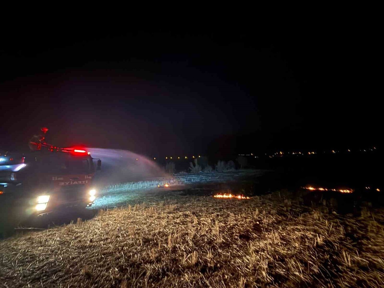 BURDUR'UN BUCAK İLÇESİNDE GECE SAATLERİNDE ARAZİDE ÇIKAN YANGIN İTFAİYE EKİPLERİ TARAFINDAN...