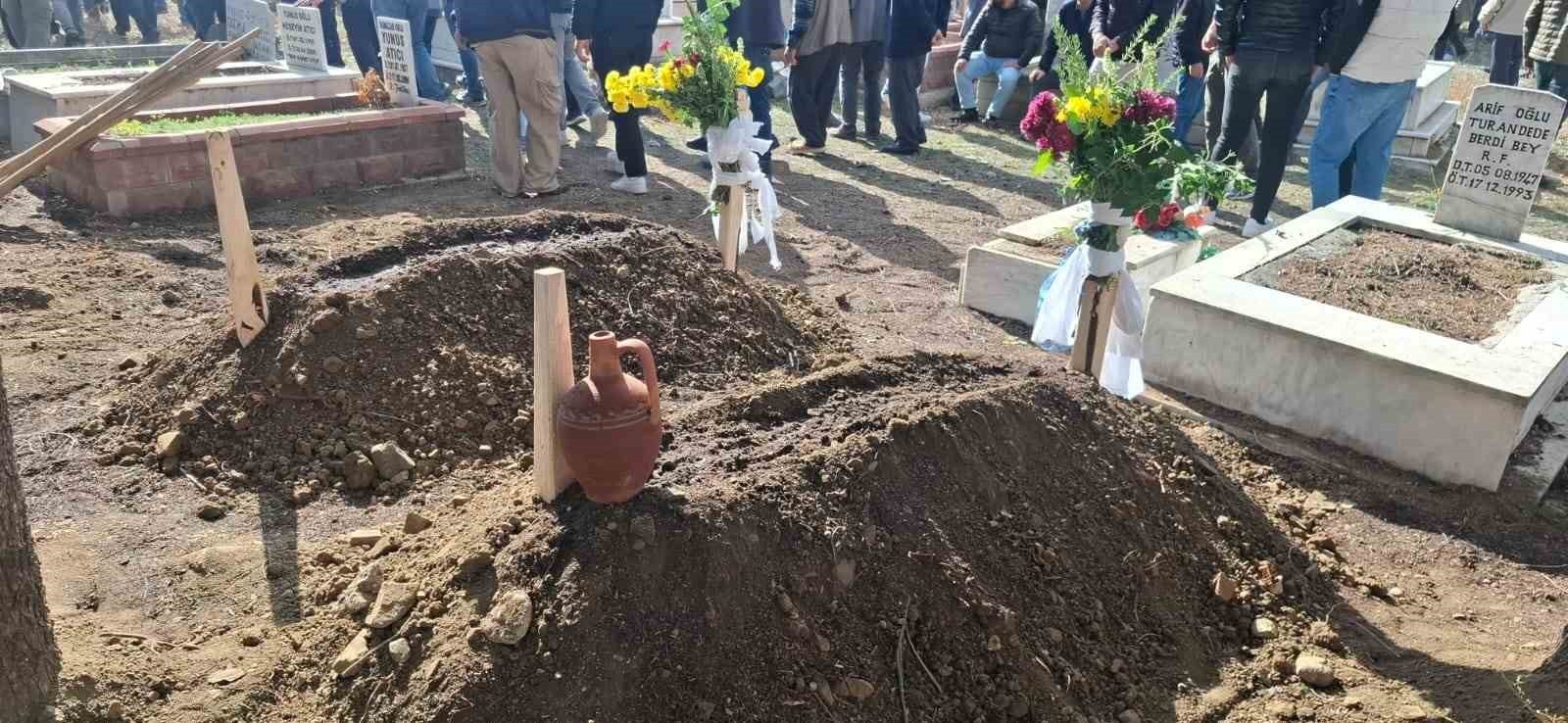 BURDUR'UN YEŞİLOVA İLÇESİNDE ÇIKAN YANGINDA HAYATINI KAYBEDEN YAŞLI KARI KOCA KILINAN CENAZE...