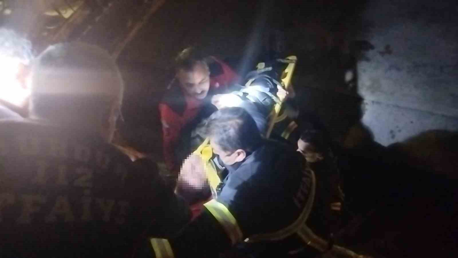 BURDUR’DA YOLDA YÜRÜRKEN DENGESİNİ KAYBEDEREK KANALA DÜŞEN ADAM İTFAİYE EKİPLERİ TARAFINDAN...