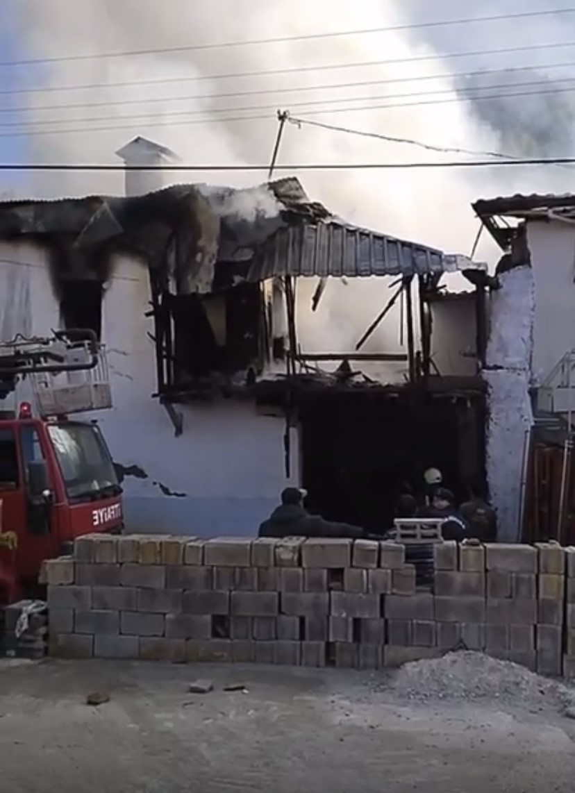 BURDUR’UN YEŞİLOVA İLÇESİNDE SABAH SAATLERİNDE ELEKTRİKLİ SOBADAN ÇIKTIĞI DÜŞÜNÜLEN YANGINDA...