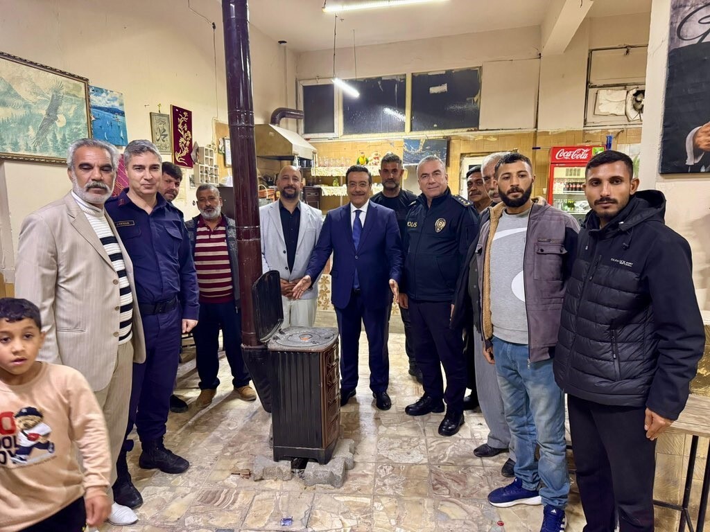 BURHANİYE KAYMAKAMI CUMALİ ATİLLA, İLÇEDEKİ VATANDAŞLARIN SORUN VE TALEPLERİNİ DİNLEMEK AMACIYLA...