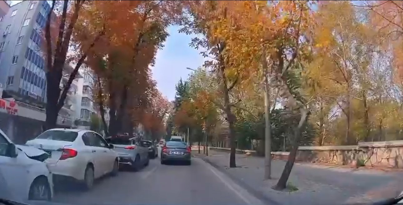 BURSA'DA AŞIRI HIZ VE SÜRÜCÜLERİN DİKKATSİZLİĞİ SEBEBİYLE MEYDANA GELEN TRAFİK KAZALARI ARAÇ...