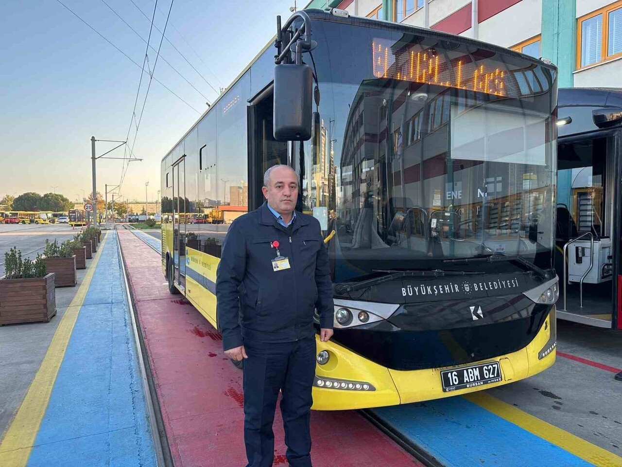 BURSA'DA BELEDİYE OTOBÜSÜ ŞOFÖRÜ ABDURRAHMAN AL, KULLANDIĞI ARAÇTA FENALAŞAN KİŞİYİ GÜZERGAHININ...