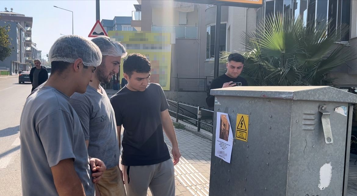 BURSA'DA İDDİAYA GÖRE BİR KİŞİ, TARTIŞTIĞI KİŞİYİ REZİL ETMEK İÇİN AFİŞ BASTIRIP CADDE VE...