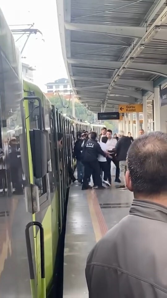 BURSA'DA METRODA YAŞANAN YOĞUNLUK ESNASINDA, VATANDAŞ İLE BİR GENÇ ARASINDA YAŞANAN TARTIŞMA CEP...