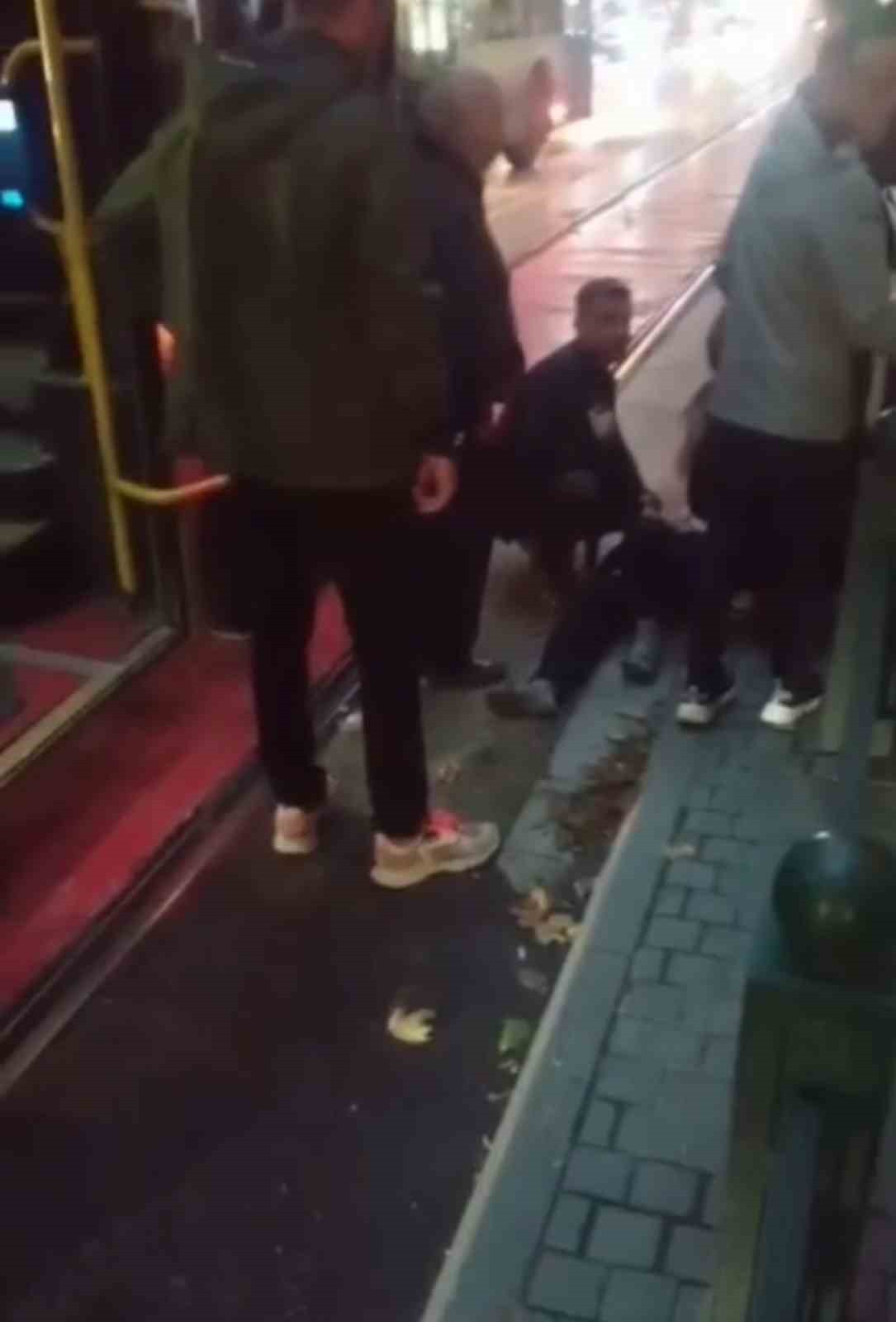 BURSA'DA MEYDANA GELEN KAZADA MİNİBÜSÜN ÇARPTIĞI 9 YAŞINDAKİ ÇOCUK YARALANDI.