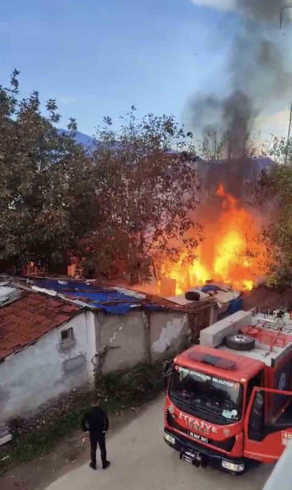 BURSA'DA MÜSTAKİL EVİN BAHÇESİNDE ÇIKAN YANGIN KORKUTTU