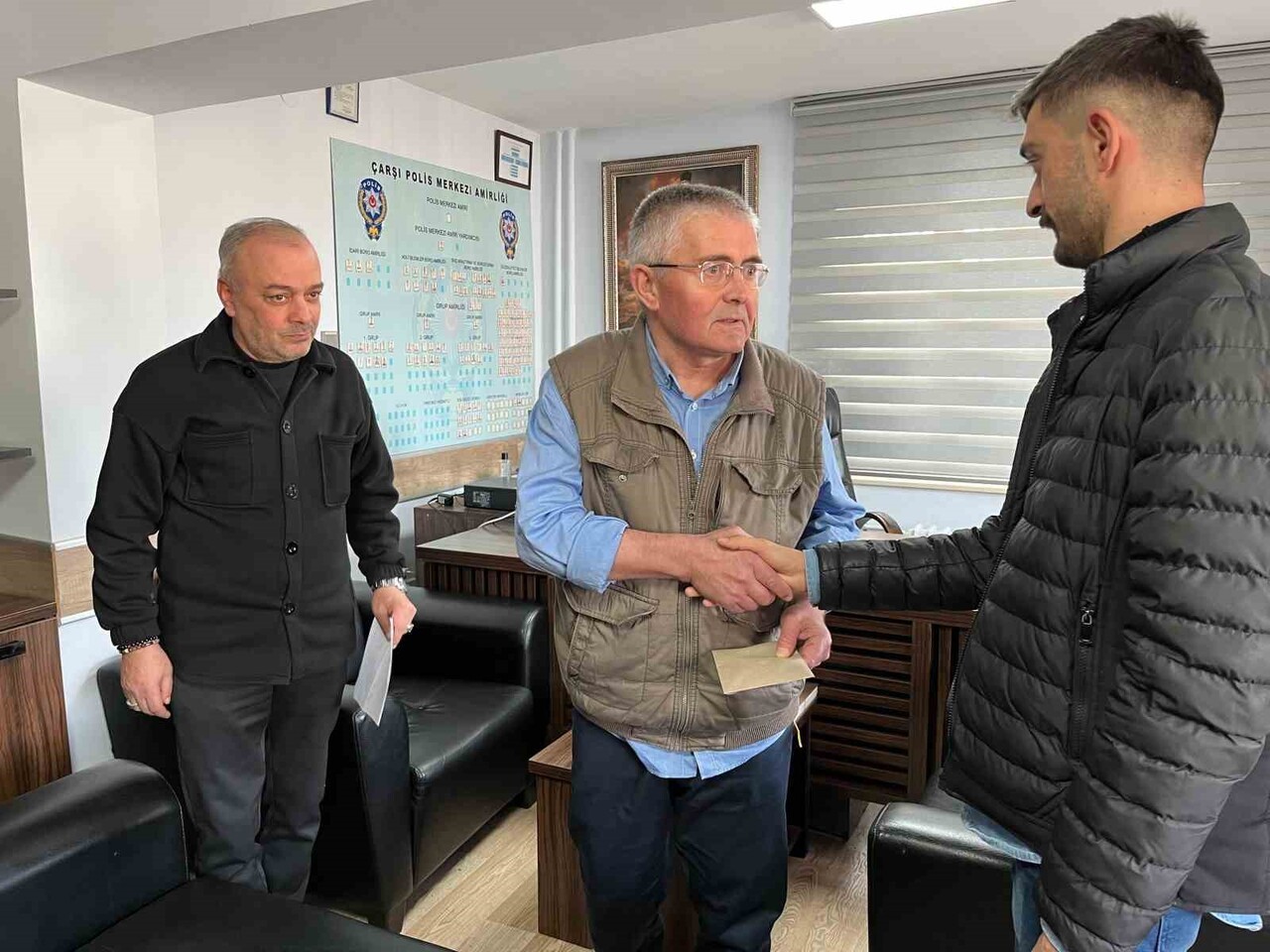 BURSA'DA TOKİ' TAKSİTİNİ YATIRMAYA GİDEN ENGELLİ GENÇ ADAM YOLDA ZARF İÇERİSİNDE 2 BİN EURO BULDU....