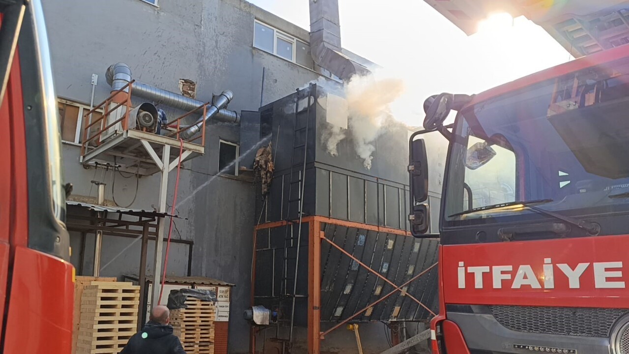 BURSA'NIN İNEGÖL İLÇESİNDE FAALİYET GÖSTEREN MOBİLYA FABRİKASINDA YANGIN ÇIKTI. YANGINDA BİR İŞÇİ...