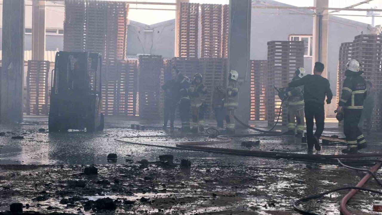 BURSA'NIN İNEGÖL İLÇESİNDE FAALİYET GÖSTEREN PALET FABRİKASINDA YANGIN ÇIKTI.