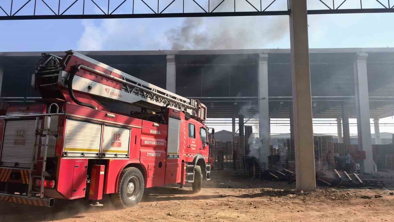 BURSA'NIN İNEGÖL İLÇESİNDE FAALİYET GÖSTEREN PALET FABRİKASINDA YANGIN ÇIKTI.
