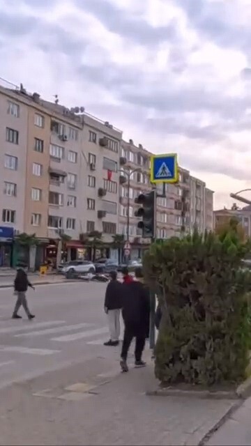 BURSA'NIN İNEGÖL İLÇESİNDE MEYDANA GELEN KAZADA KONTROLDEN ÇIKAN MOTOSİKLETİN YAPTIĞI KAZA ANI...