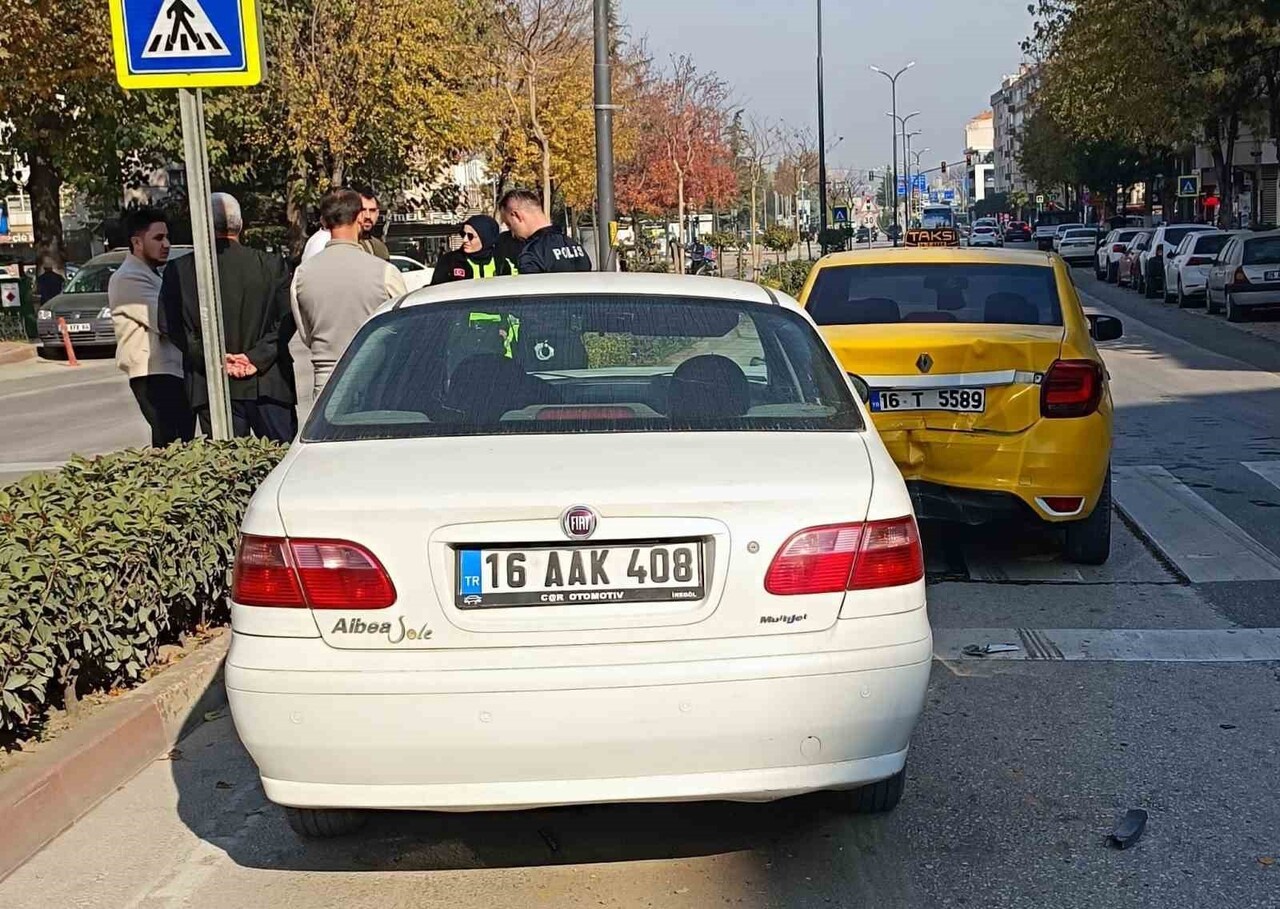 BURSA'NIN İNEGÖL İLÇESİNDE YAYA ANNE VE BEBEĞİNE YOL VEREN TAKSİYE ARKADAN GELEN OTOMOBİL ÇARPTI....