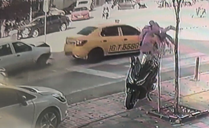 BURSA'NIN İNEGÖL İLÇESİNDE YAYA ANNE VE BEBEĞİNE YOL VEREN TAKSİYE ARKADAN GELEN OTOMOBİL ÇARPTI....