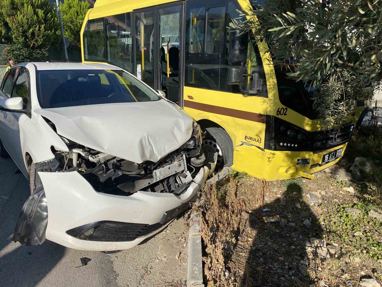 BURSA'NIN MUDANYA İLÇESİNDE BELEDİYE OTOBÜSÜYLE ÇARPIŞAN OTOMOBİLDEKİ UZMAN ÇAVUŞ VE OTOBÜS...