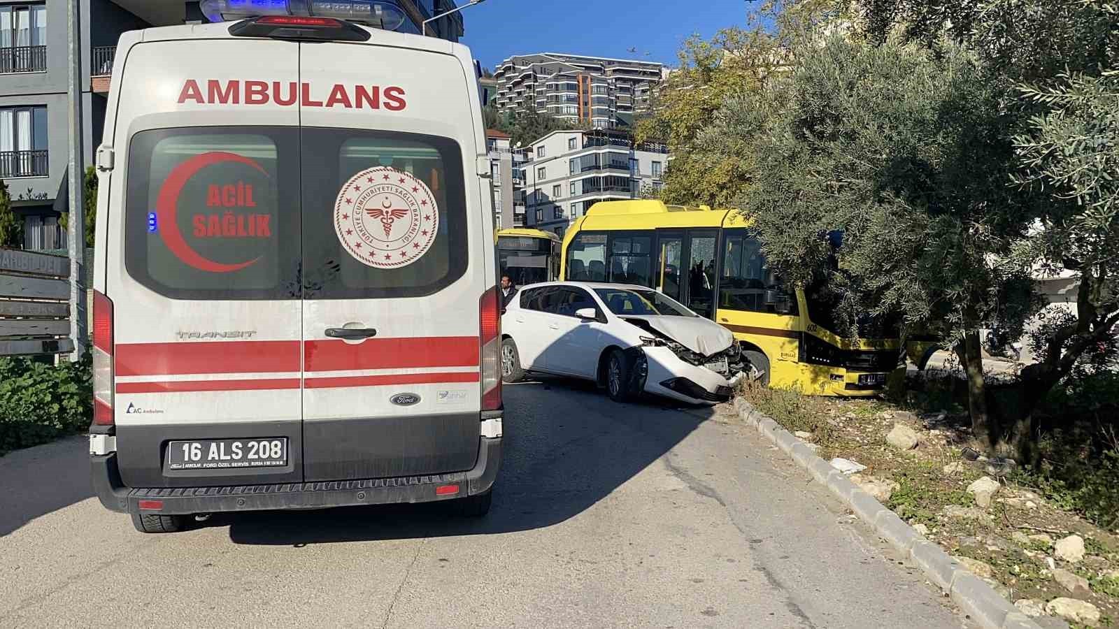 BURSA'NIN MUDANYA İLÇESİNDE BELEDİYE OTOBÜSÜYLE ÇARPIŞAN OTOMOBİLDEKİ UZMAN ÇAVUŞ VE OTOBÜS...