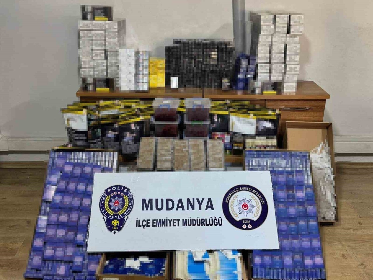 BURSA'NIN MUDANYA İLÇESİNDE PİYASA DEĞERİ YAKLAŞIK 200 BİN LİRA OLAN ÇOK SAYIDA KAÇAK TÜTÜN ÜRÜNÜ...