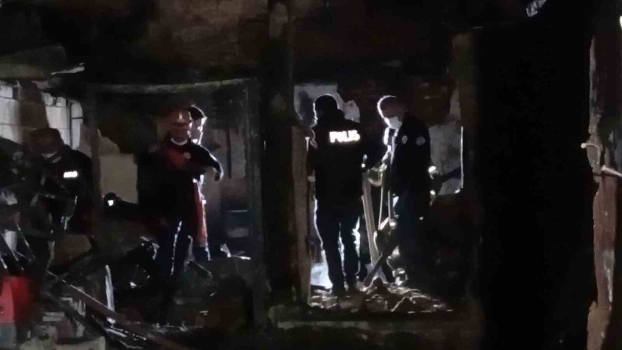 BURSA'NIN OSMANGAZİ İLÇESİ MOLLAFENARİ MAHALLESİ'NDE DÜN AKŞAM SAATLERİNDE ÇIKAN YANGINDA...