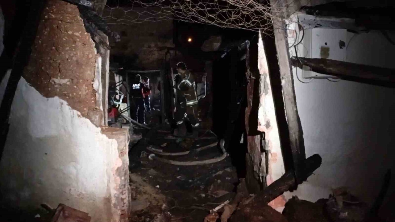 BURSA'NIN OSMANGAZİ İLÇESİ MOLLAFENARİ MAHALLESİ'NDE DÜN AKŞAM SAATLERİNDE ÇIKAN YANGINDA...