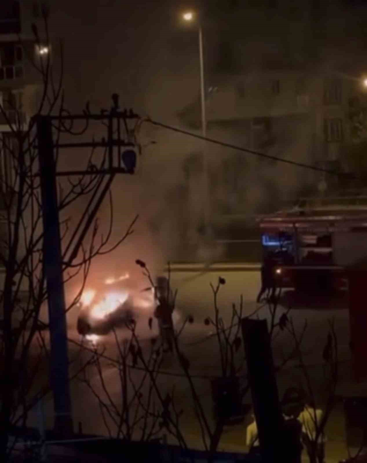 BURSA'NIN YILDIRIM İLÇESİNDE HAFİF TİCARİ BİR ARAÇ, GECE SAATLERİNDE HENÜZ BİLİNMEYEN BİR SEBEPTEN...