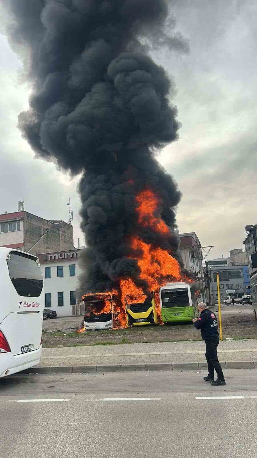 BURSA’DA BAKIM İÇİN BIRAKILAN OTOBÜSLER, ALEV TOPUNA DÖNDÜ. İTFAİYE EKİPLERİ SÖNDÜRMEK İÇİN BÜYÜK...