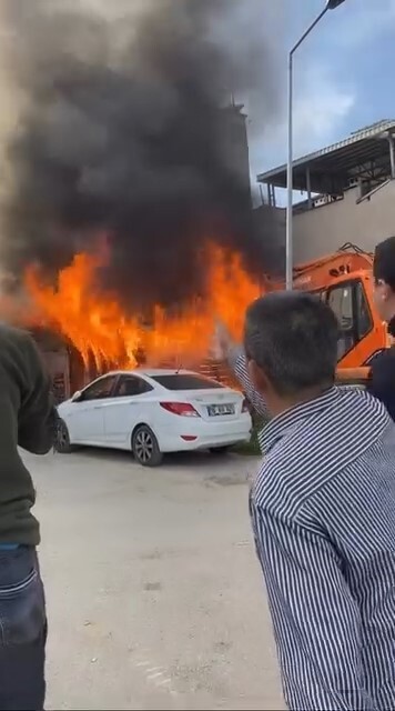 BURSA’DA BİR BARAKADA ÇIKAN YANGIN, MAHALLEDE KISA SÜRELİ PANİĞE NEDEN OLDU.