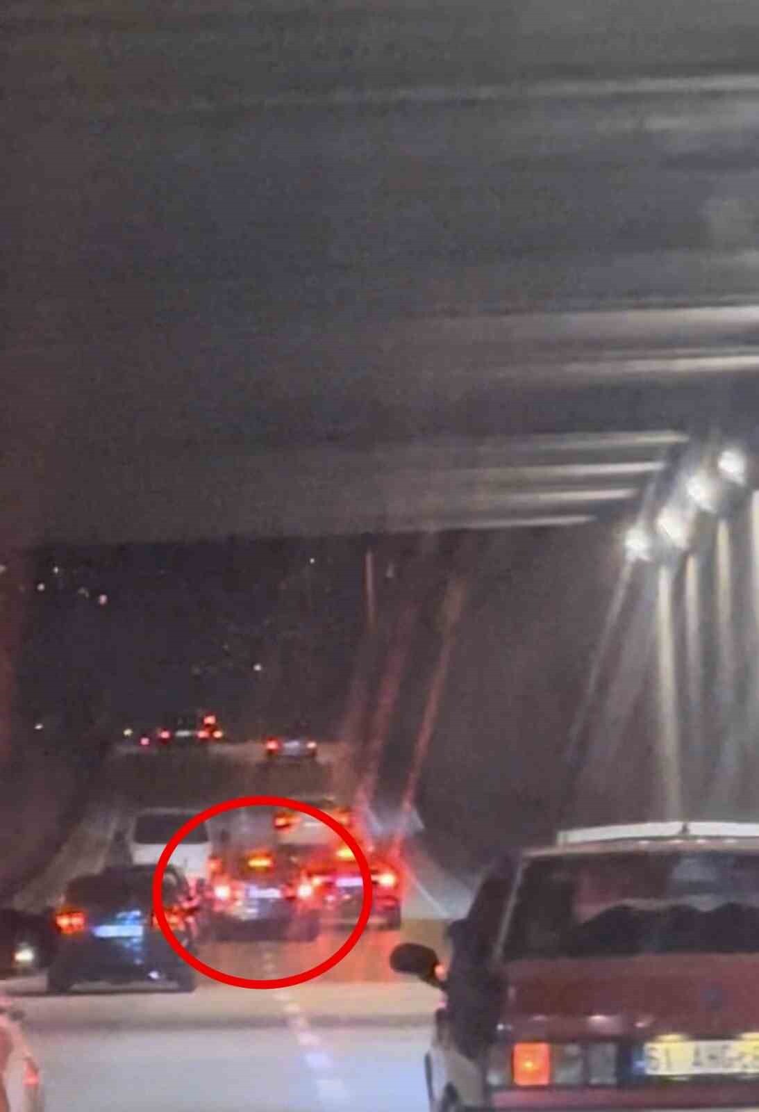 BURSA’DA MAKAS ATAN VE TEHLİKELİ ŞEKİLDE ŞERİT DEĞİŞTİREN SÜRÜCÜLER KAMERAYA YANSIDI.