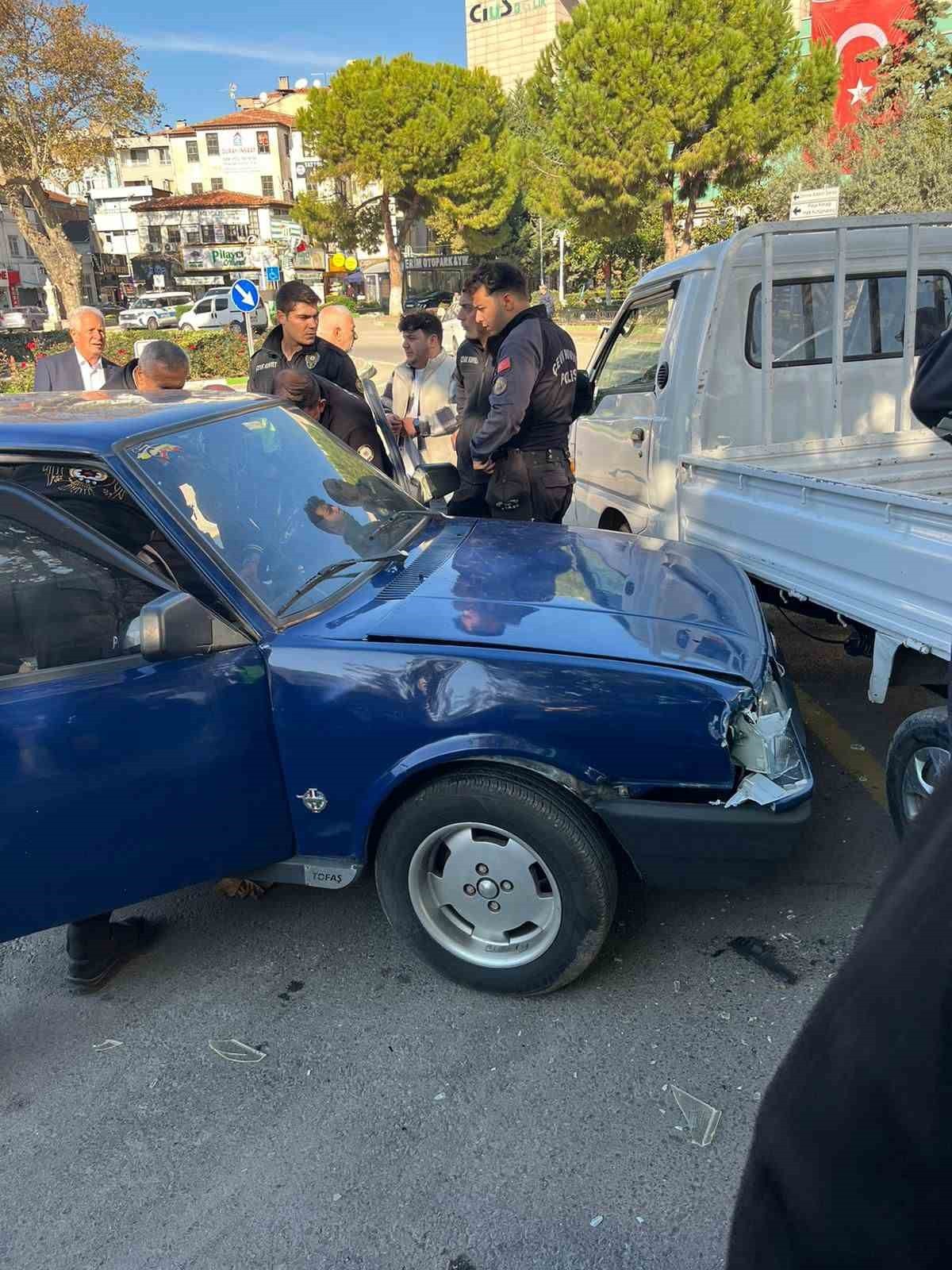 BURSA’DA MEYDANA GELEN KAZADA OTOMOBİL SÜRÜCÜSÜ KAMYONETE ÇARPTI.