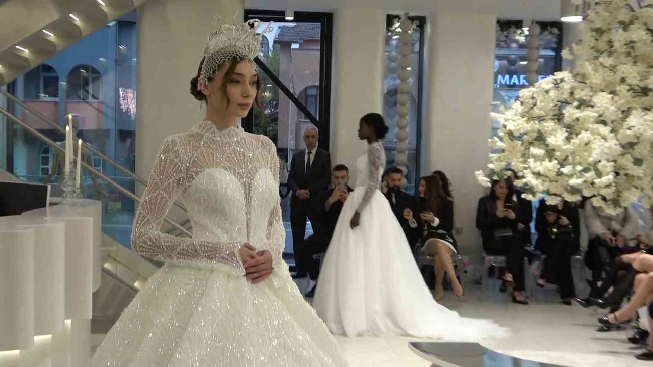 BURSA’DA MUHTEŞEM GELİNLİK DEFİLESİ: 26 KOLEKSİYON 15 MANKENLE PODYUMA TAŞTI