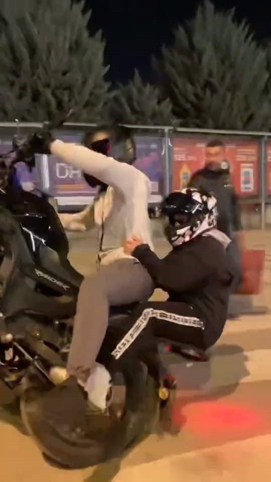 BURSA’NIN İNEGÖL İLÇESİNDE MEYDANA GELEN MOTOSİKLET KAZASI, BİR SÜRÜCÜNÜN CEP TELEFONU KAMERASINA...